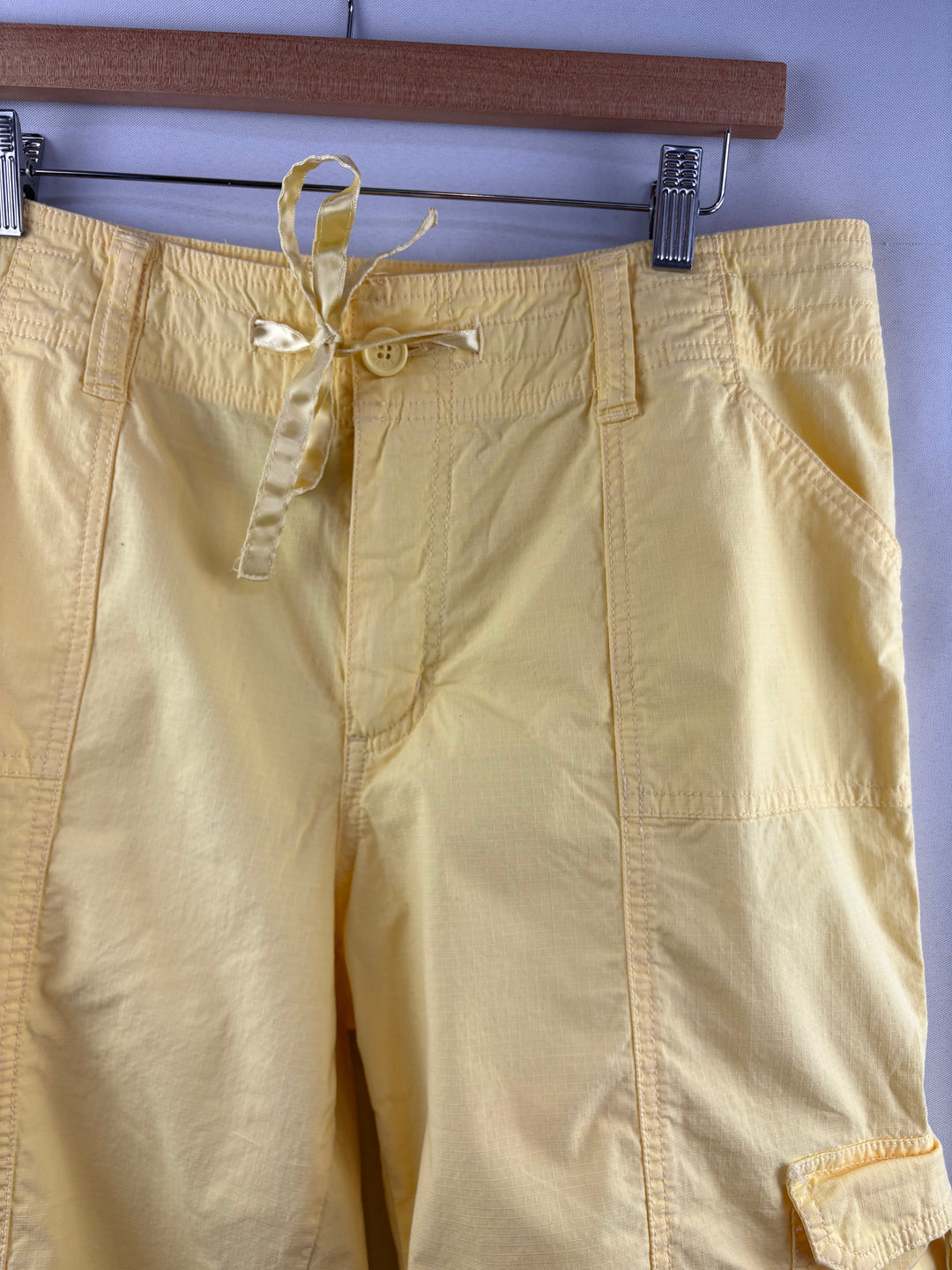 Women’s Venezia Size 14 Butter Yellow Cargo Capris