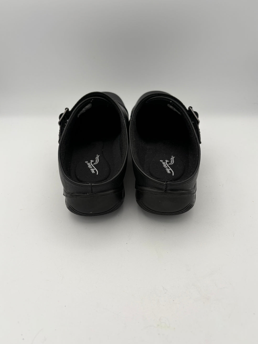 Women’s Easy Street Size 8 Black Leather Slip On Shoes