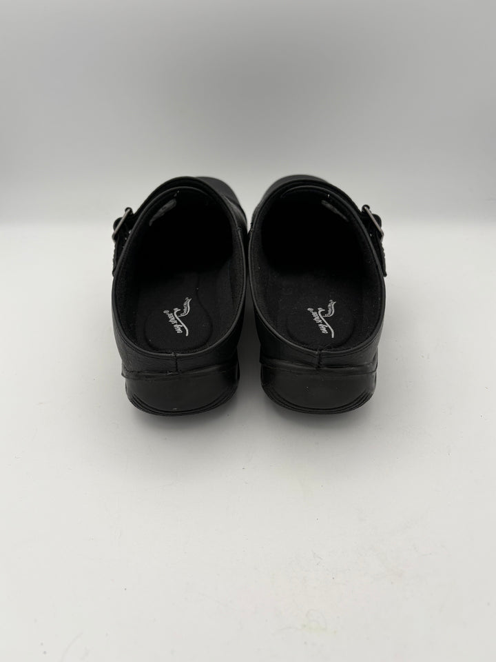 Women’s Easy Street Size 8 Black Leather Slip On Shoes