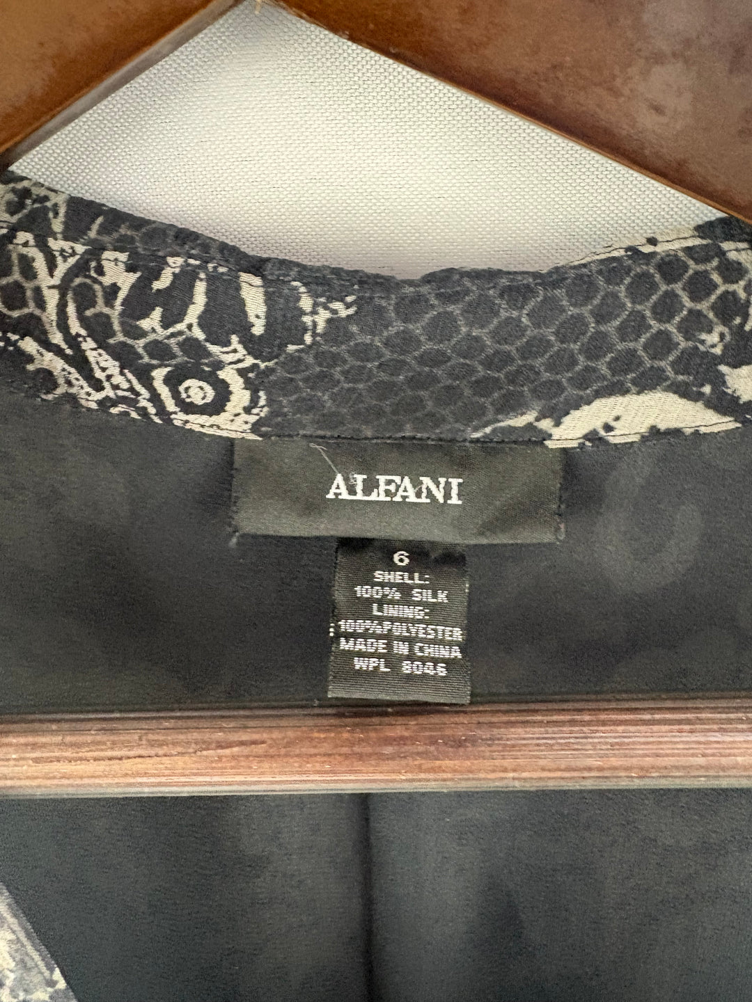 Women’s Alfani Size 6 Black & White Abstract Patterned Blouse