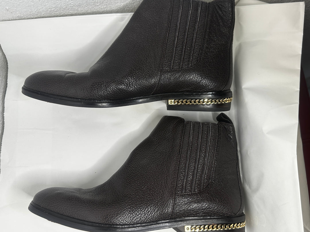 Michael Kors Chelsea boot with pebbled leather and stylish chain