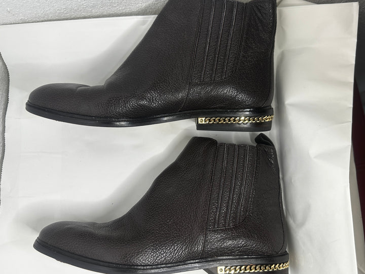 Michael Kors Chelsea boot with pebbled leather and stylish chain