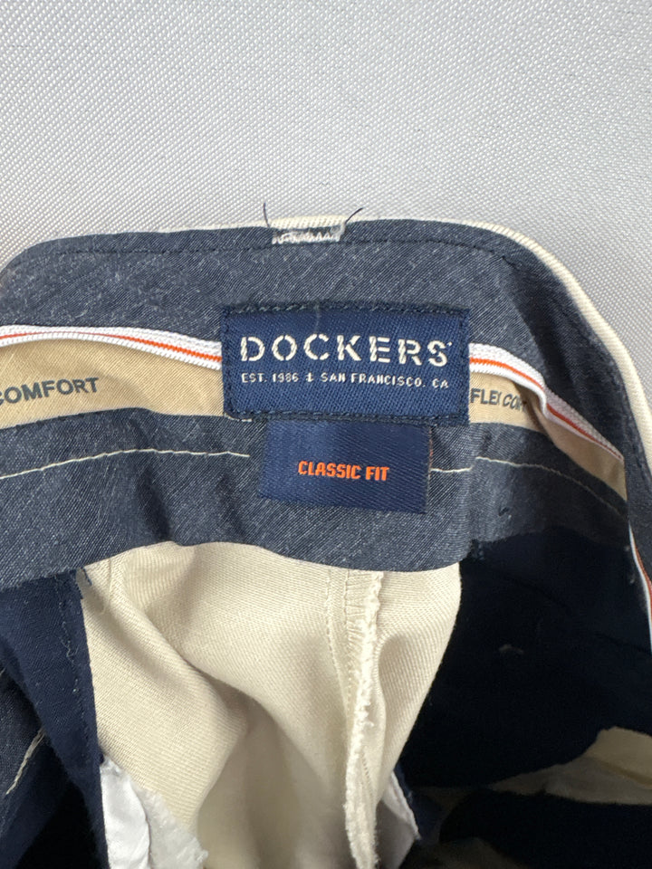 Men’s Dockers Size 40x32 Khaki Pleated Dress Pants