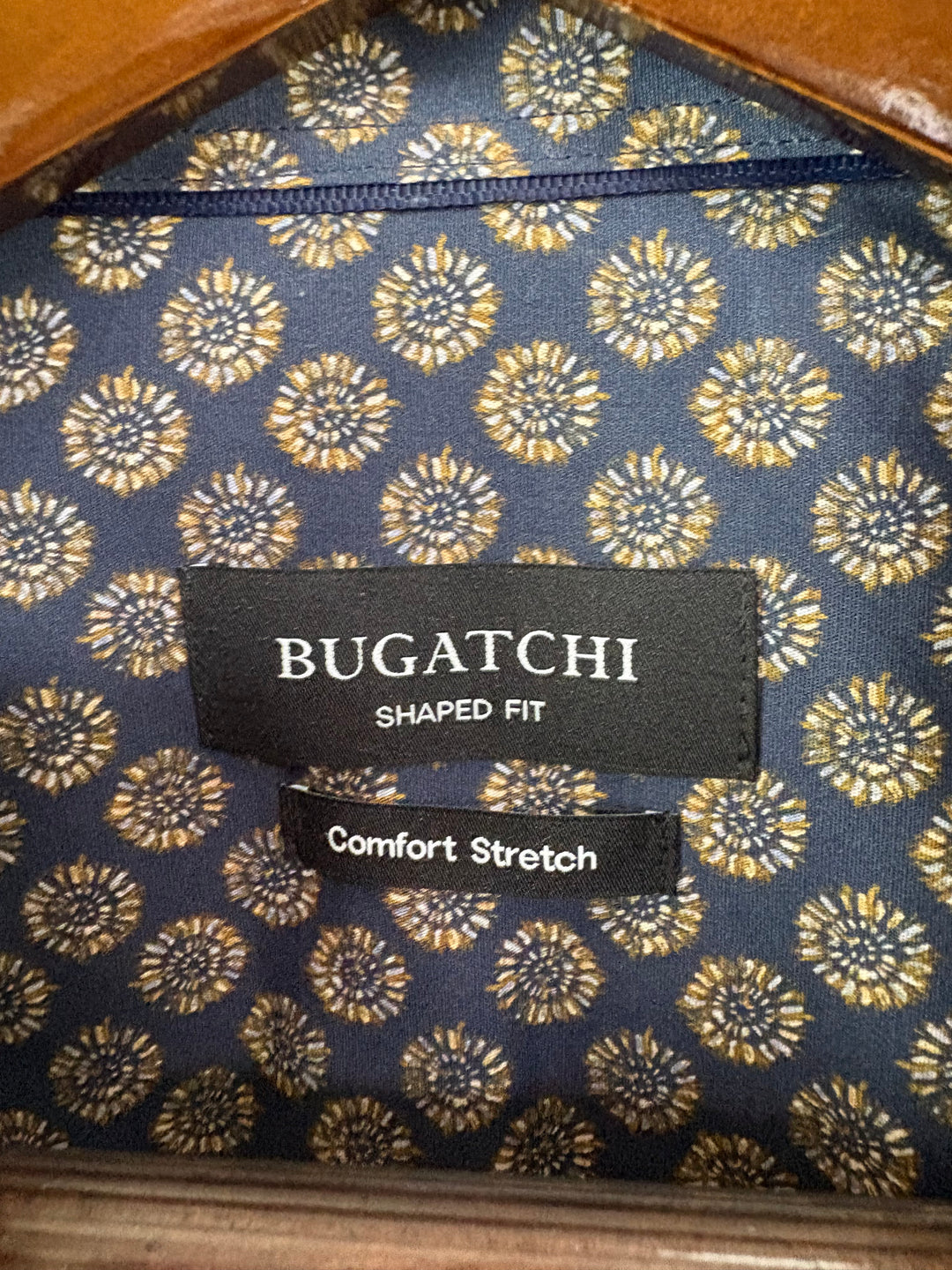 Men’s Bugatchi Medium Navy Button Up w/ Pattern