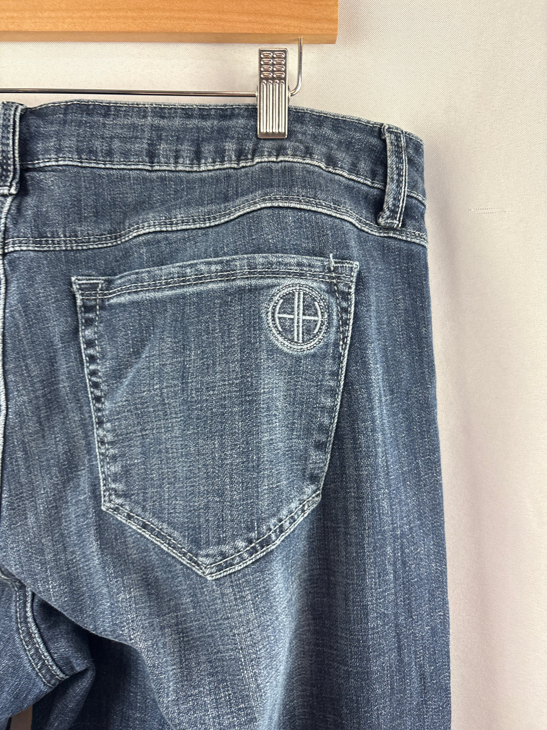 Women’s Hot in Hollywood Size 14 Medium Wash Blue Jeans