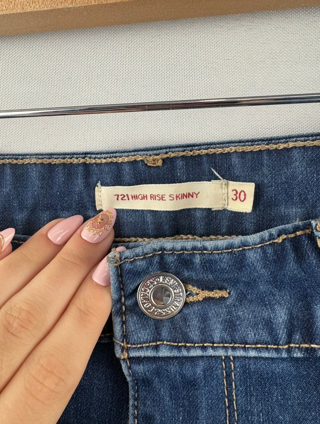 Women’s Levi’s Size 30 Medium Wash Blue Skinny Jeans