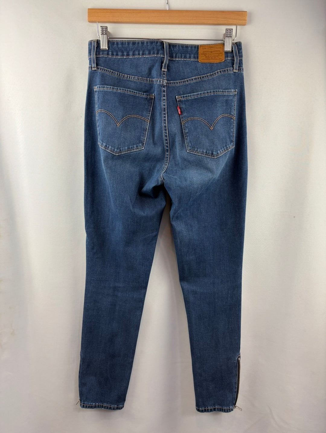 Women’s Levi’s Size 30 Medium Wash Blue Skinny Jeans
