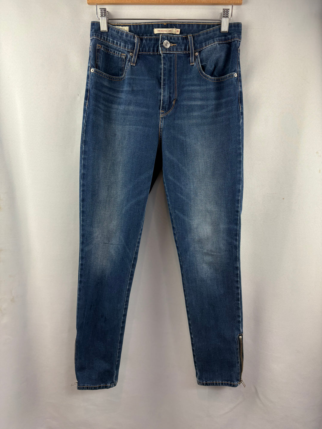 Women’s Levi’s Size 30 Medium Wash Blue Skinny Jeans