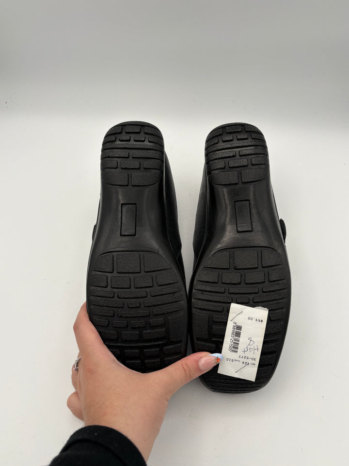 Women’s Easy Street Size 8 Black Leather Slip On Shoes