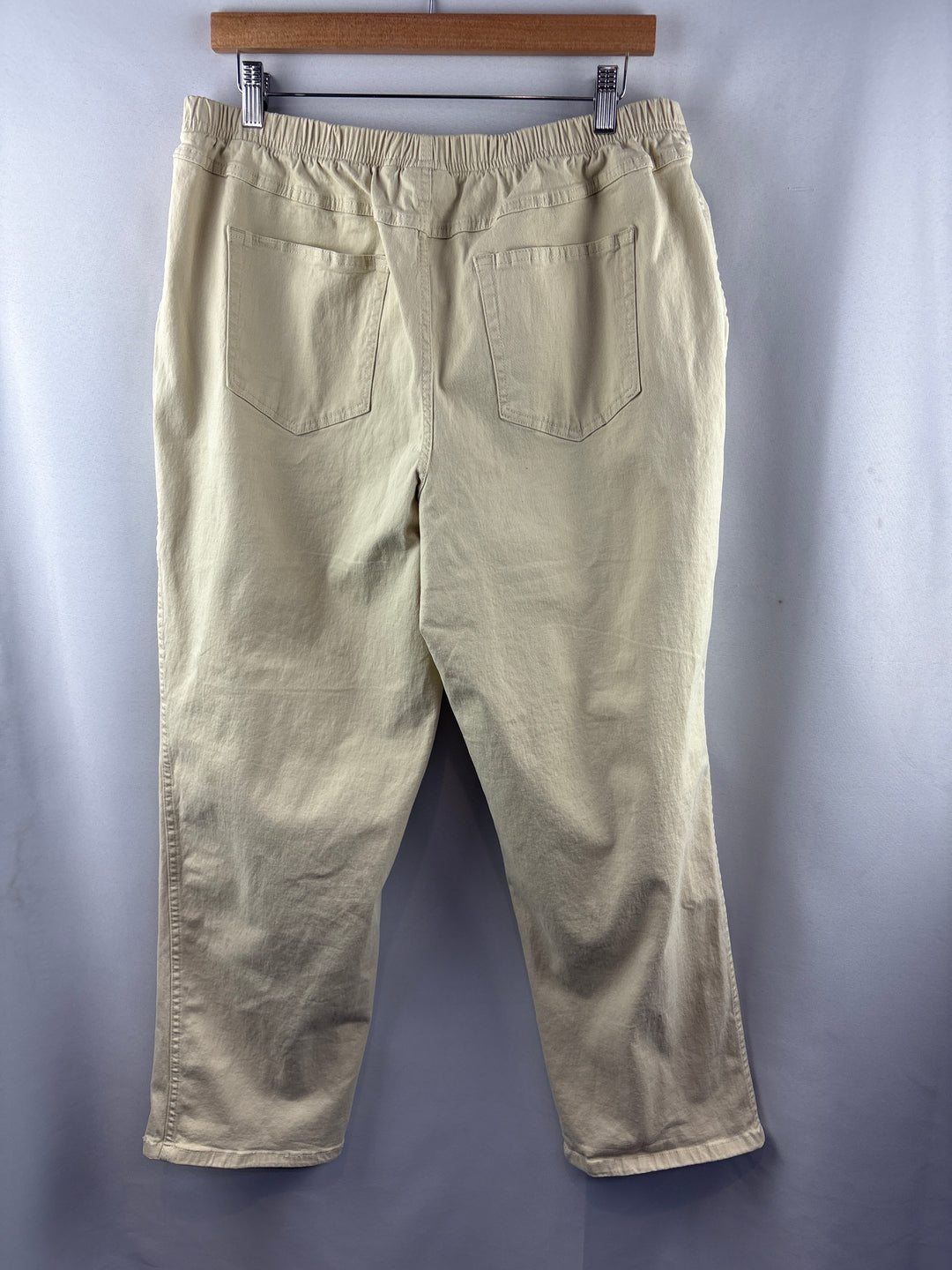Women’s D&amp;Co XL Khaki Capri Pants