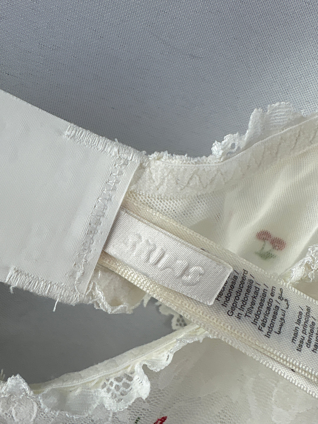Women’s SKIMS Size 38D Lace Cream Cherry Patterned Bra