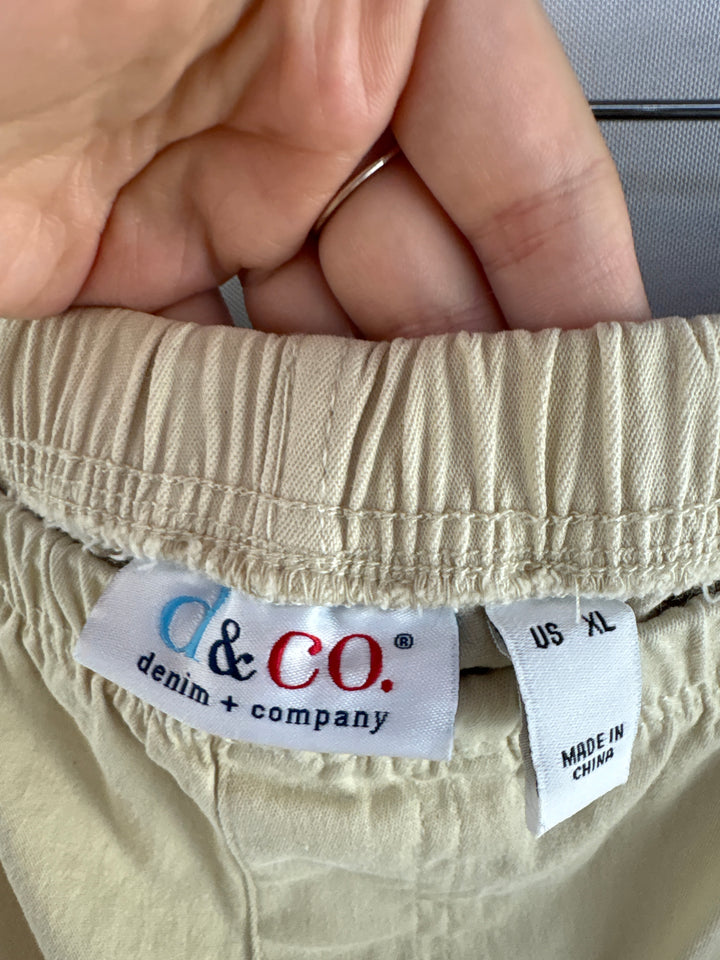 Women’s D&amp;Co XL Khaki Capri Pants