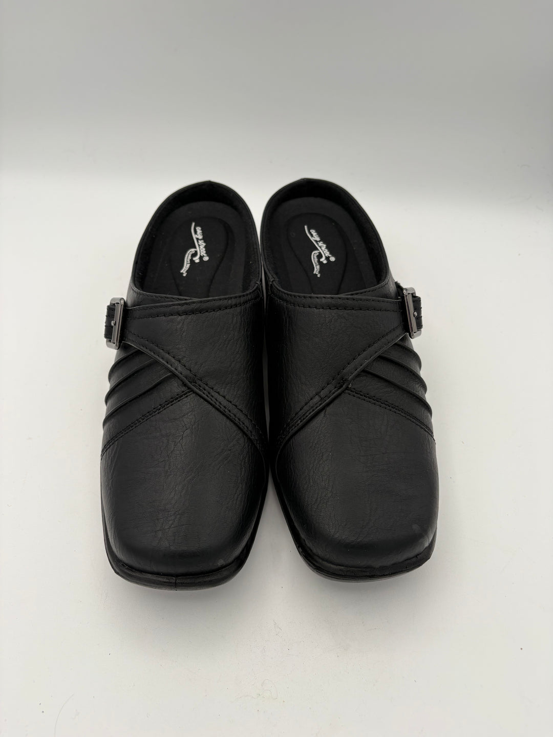 Women’s Easy Street Size 8 Black Leather Slip On Shoes