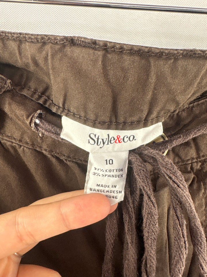 Women’s Style&amp;Co. Size 10 Brown Floral Cargo Capri Pants