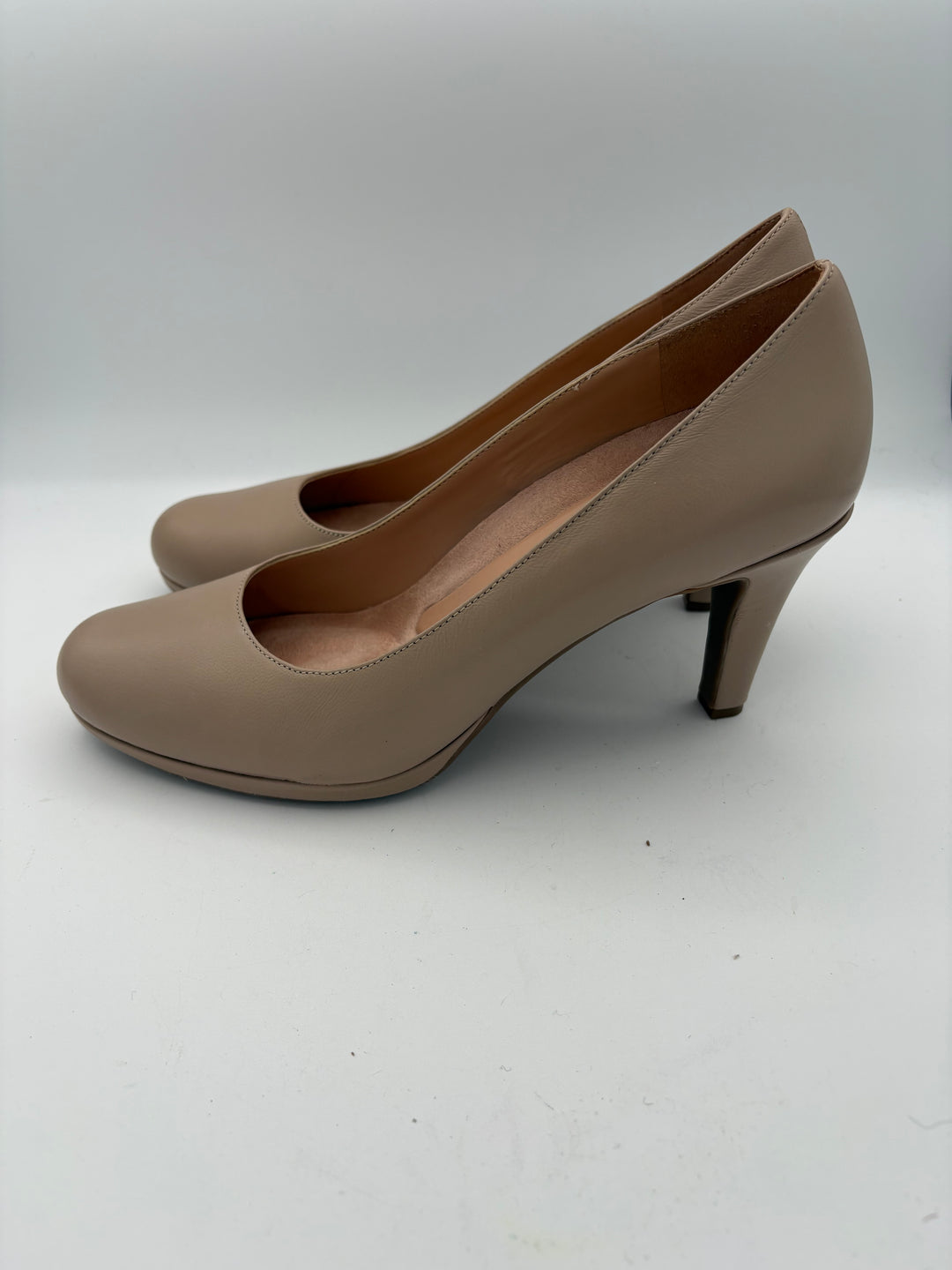 Women’s Naturalizer Size 8.5 Nude Leather Pumps