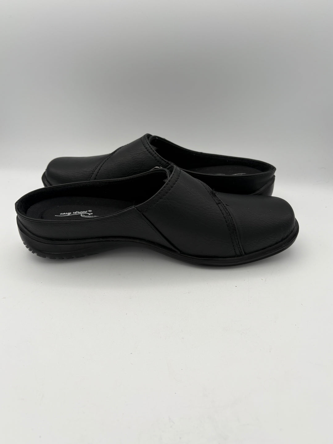 Women’s Easy Street Size 8 Black Leather Slip On Shoes