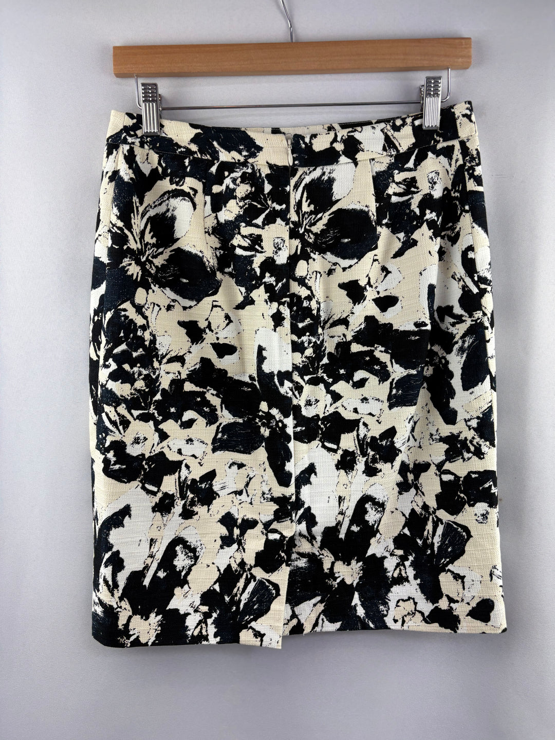 Women’s Halogen Size 4 Cream & Black Floral Pencil Skirt