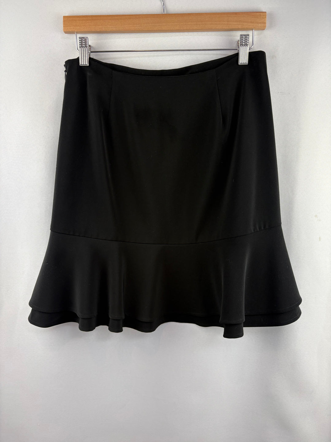 Women’s White House Black Market Size 4 Black Riffled Pencil skirt