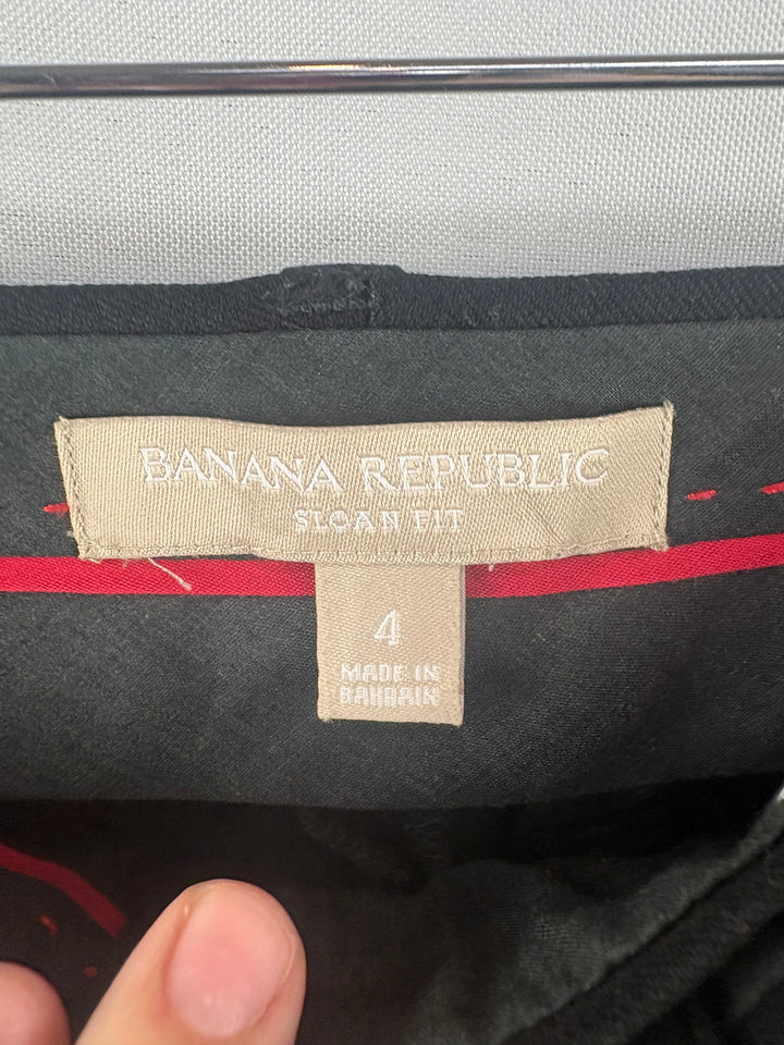 Women’s Banana Republic Size 4 Black Pleated Dress Pants
