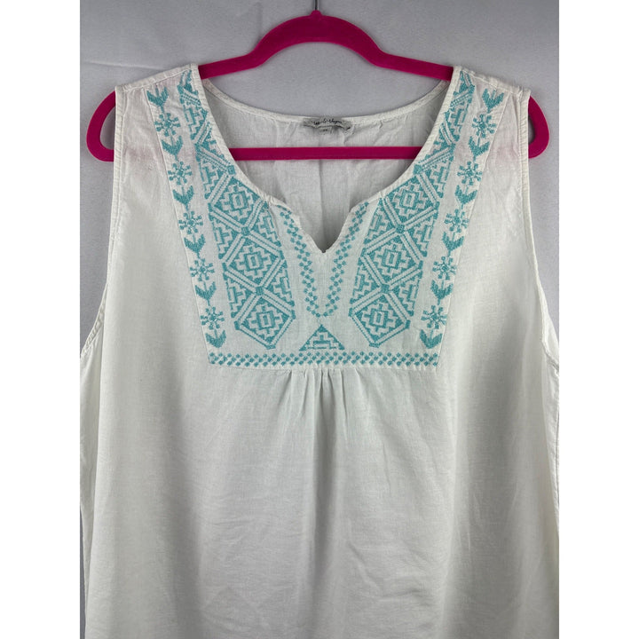 Rose &amp; Thyme Womens 2X Sleeveless White Top With Blue Embroidered Front Detail