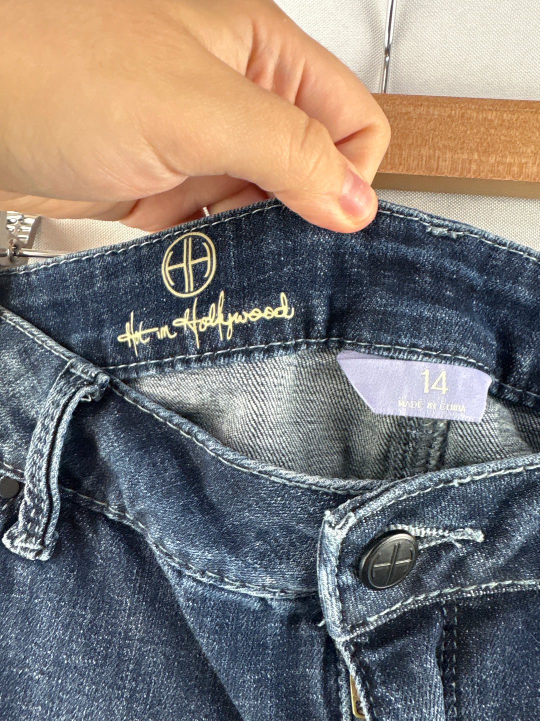 Women’s Hot in Hollywood Size 14 Medium Wash Blue Jeans