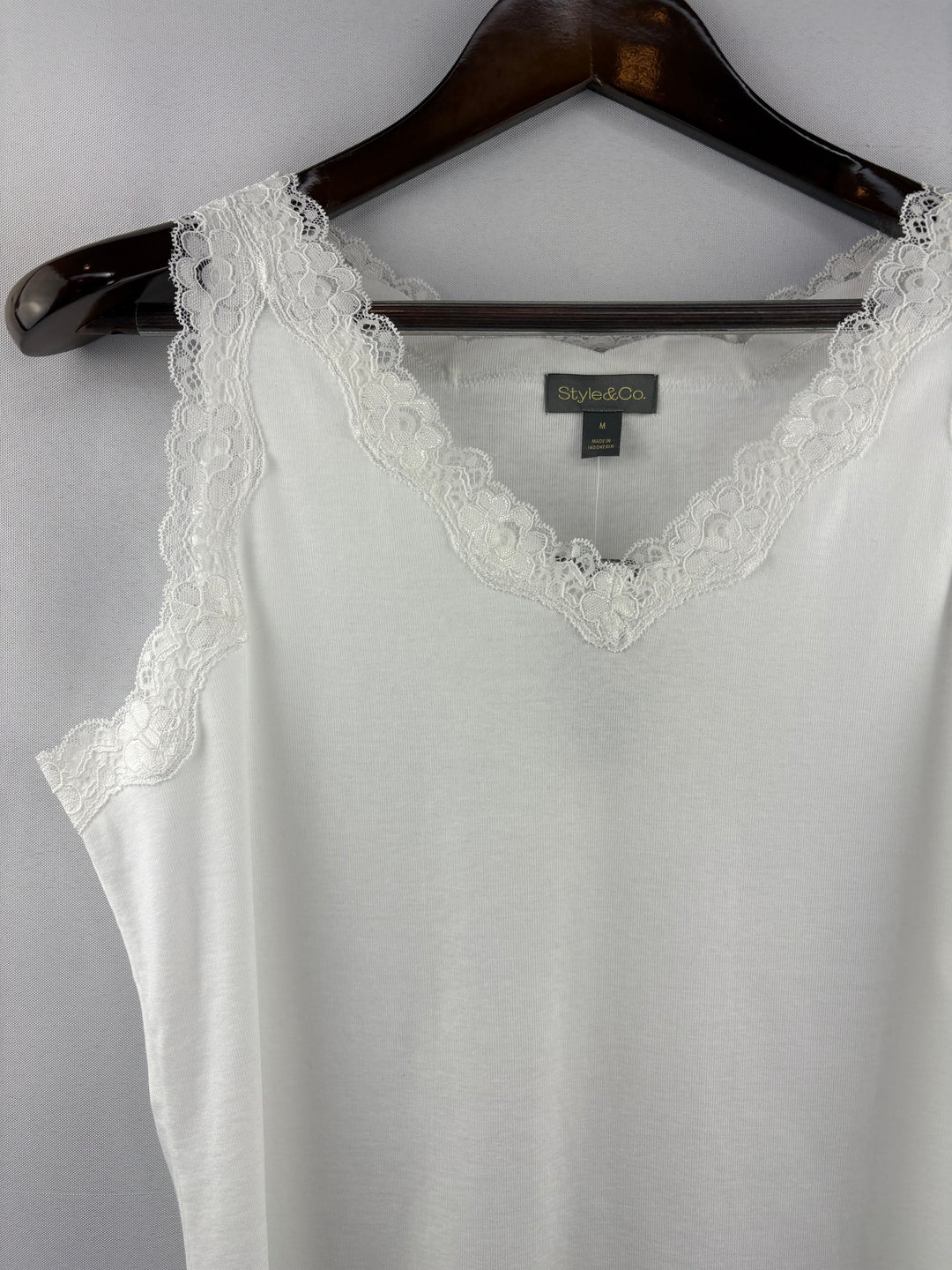 Women’s Style&Co Medium White Lacy Scalloped Tank